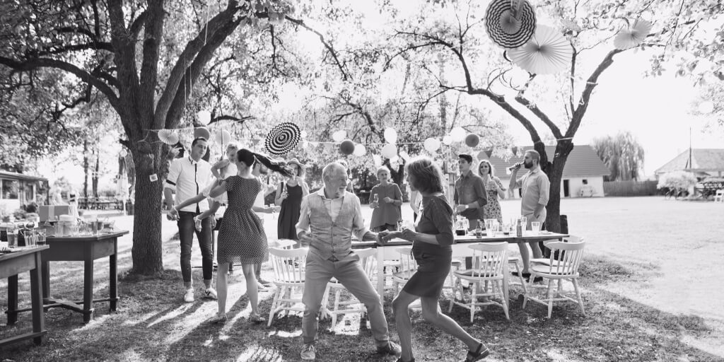 How to Host the Perfect End-of-Summer Celebration